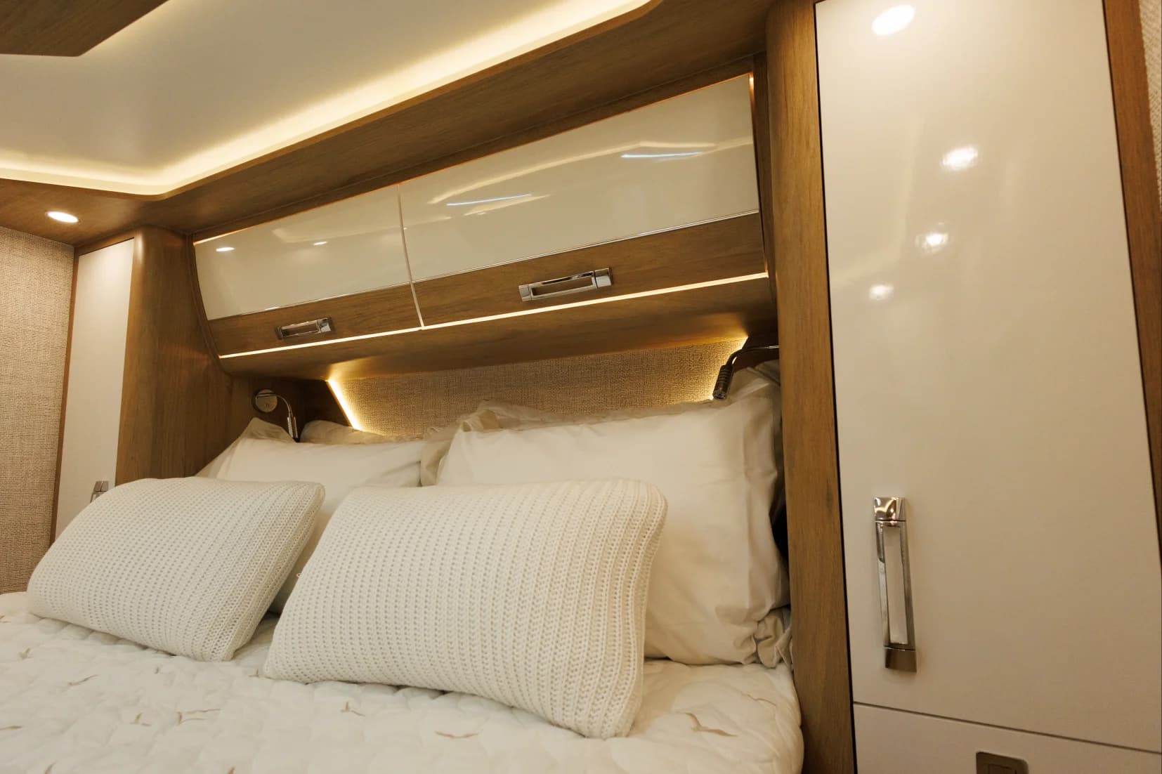 Aura 870 - Interior 25