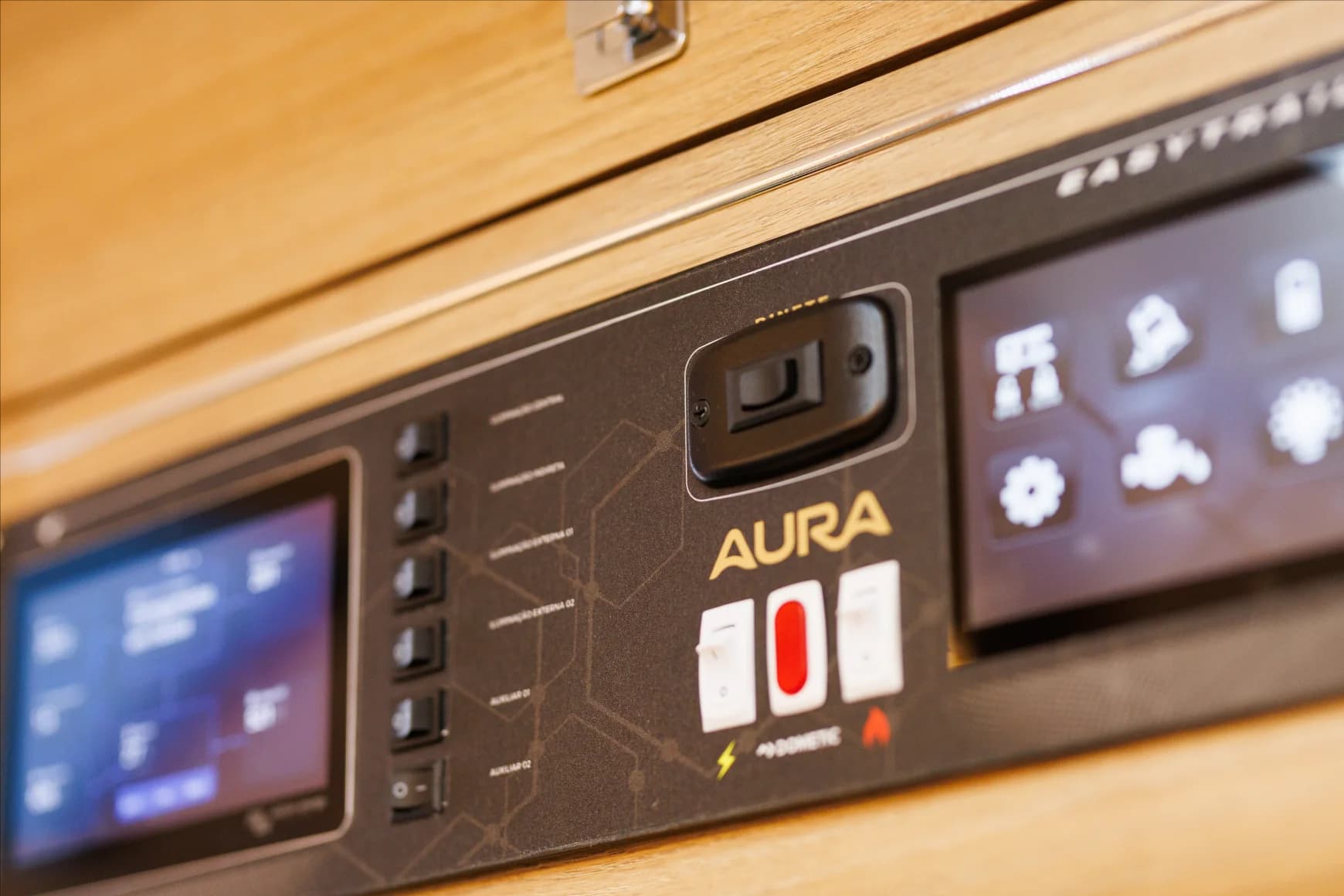 Aura 870 - Interior 33